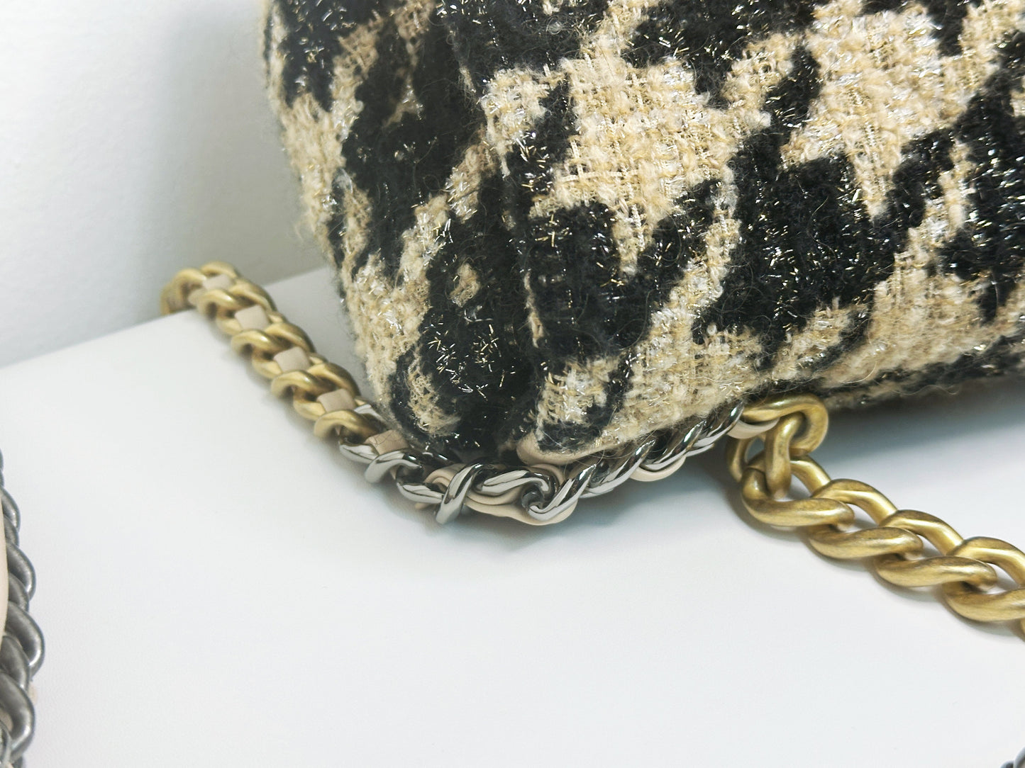 CHANEL 19K HOUNDSTOOTH TWEED 19 Small BEIGE/BLACK 2877 holo card