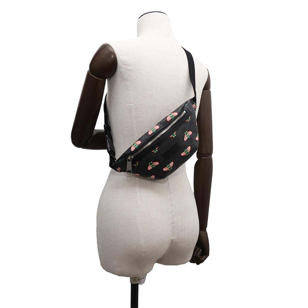 GUCCI GG Supreme Crossbody Bag in Bee Print Black675181 PVC