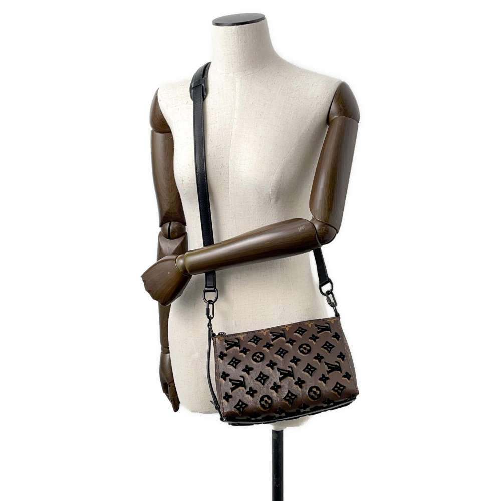 LOUIS VUITTON Triangle Messenger NoirM45070 Monogram / Toughtage