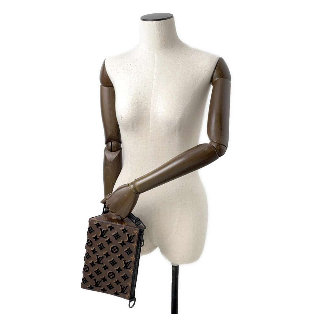 LOUIS VUITTON Triangle Messenger NoirM45070 Monogram / Toughtage