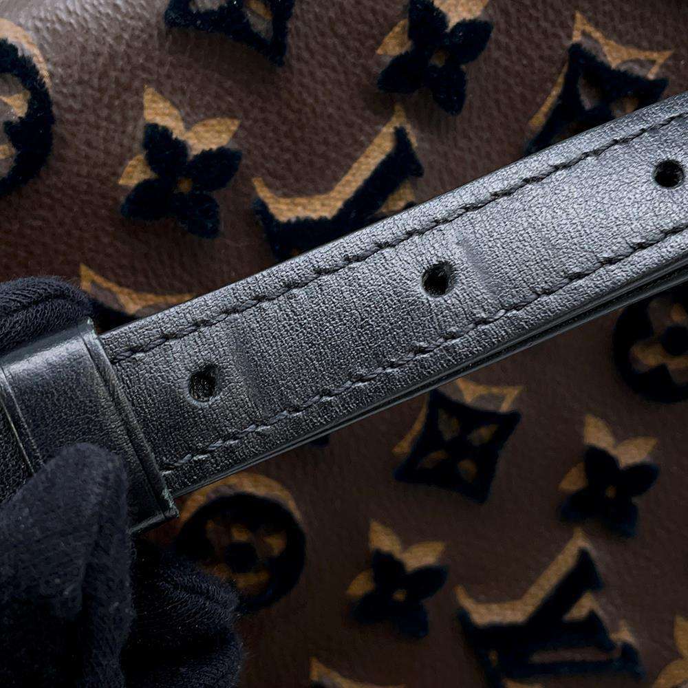 LOUIS VUITTON Triangle Messenger NoirM45070 Monogram / Toughtage