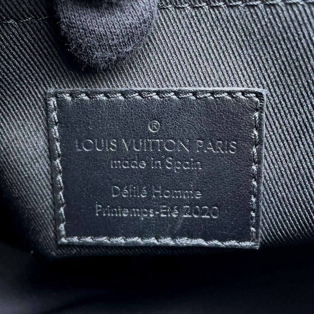 LOUIS VUITTON Triangle Messenger NoirM45070 Monogram / Toughtage