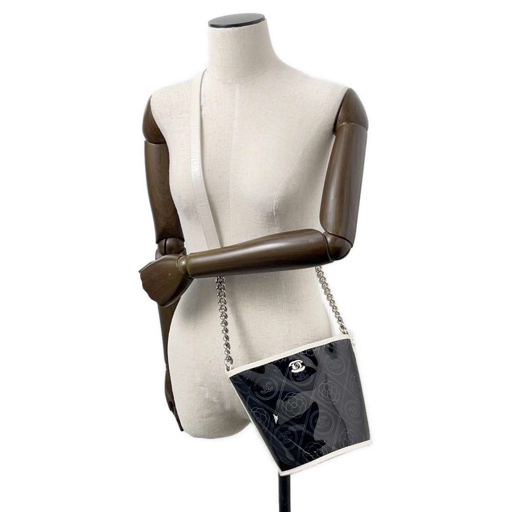 CHANEL CC Logo Camellia Plastics Bucket Bag Black/WhiteA57636 Plastics Leather