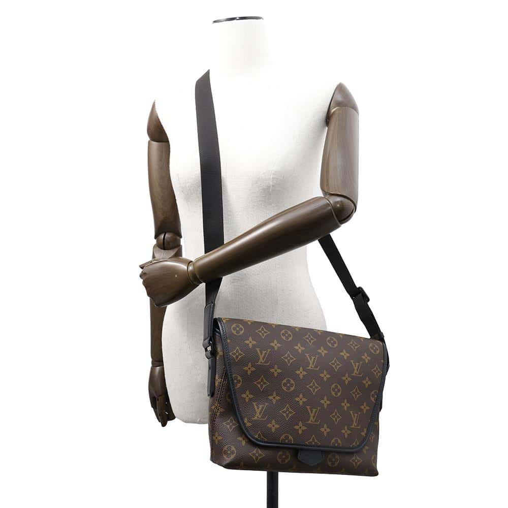 LOUIS VUITTON Magnetic messenger NoirM45557 Monogram Macassar Canvas