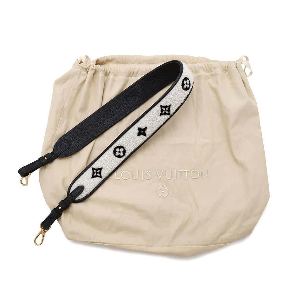 LOUIS VUITTON Capucines BlackM59073 Taurillon Leather Shearling Size MM