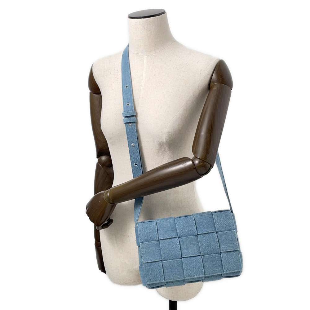 Bottega Veneta Maxi INTRECCIATO Cassette Shoulder Bag Blue710188 Denim