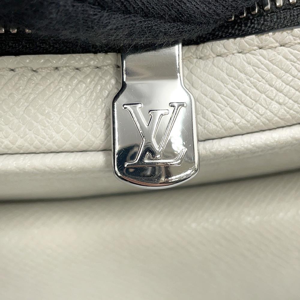 LOUIS VUITTON Outdoor Messenger Taigarama BlancM30873 Monogram Taiga Leather