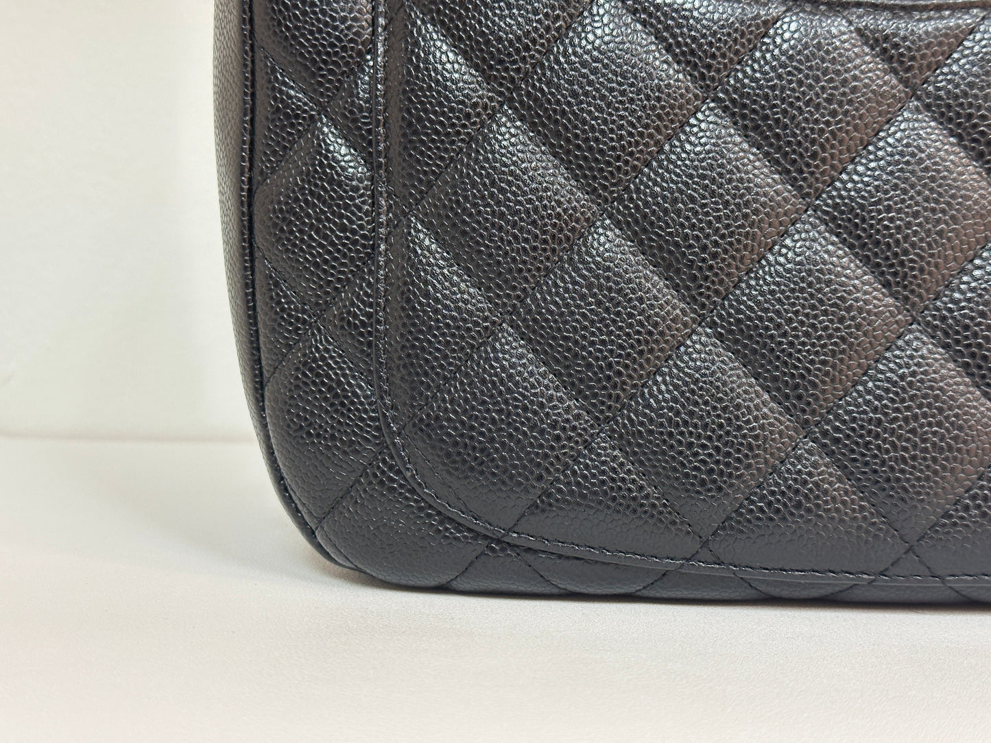 Chanel Black Quilted Caviar CC Logo Chain Shoulder Bag holo 8438