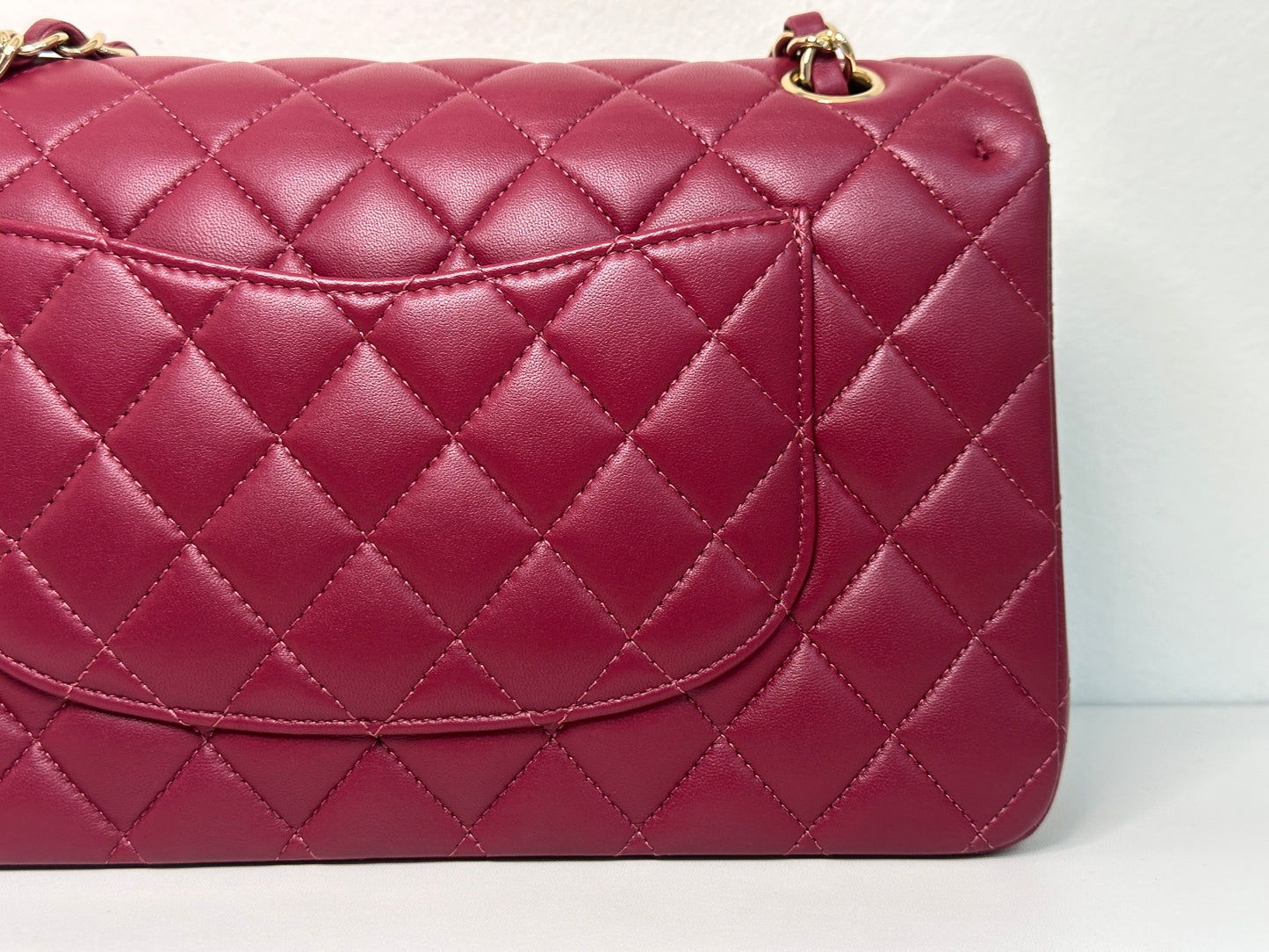 CHANEL MEDIUM 21A CLASSIC DOUBLE FLAP BAG LAMBSKIN DARK RED LGHW ULLK microchip