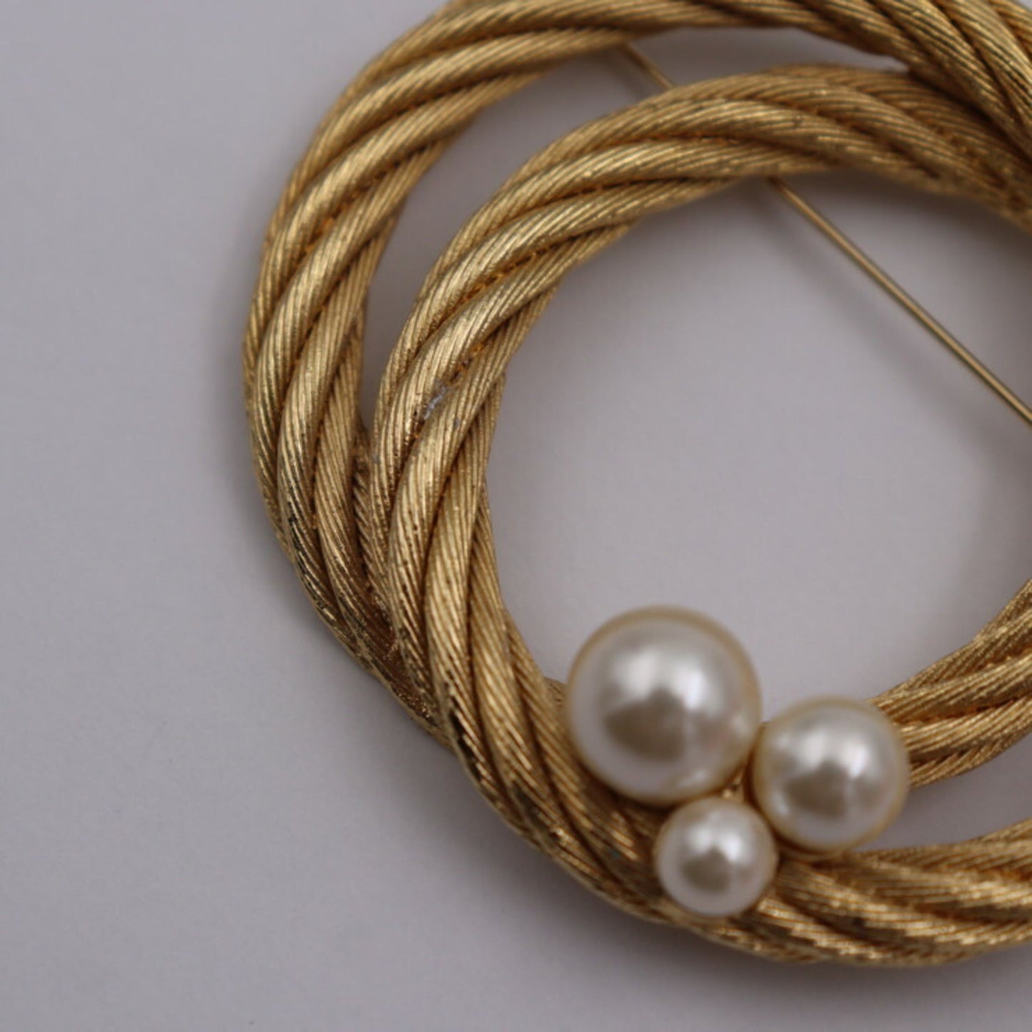 CHRISTIAN DIOR Brooch Metal Fake Pearl Gold Pin Rope