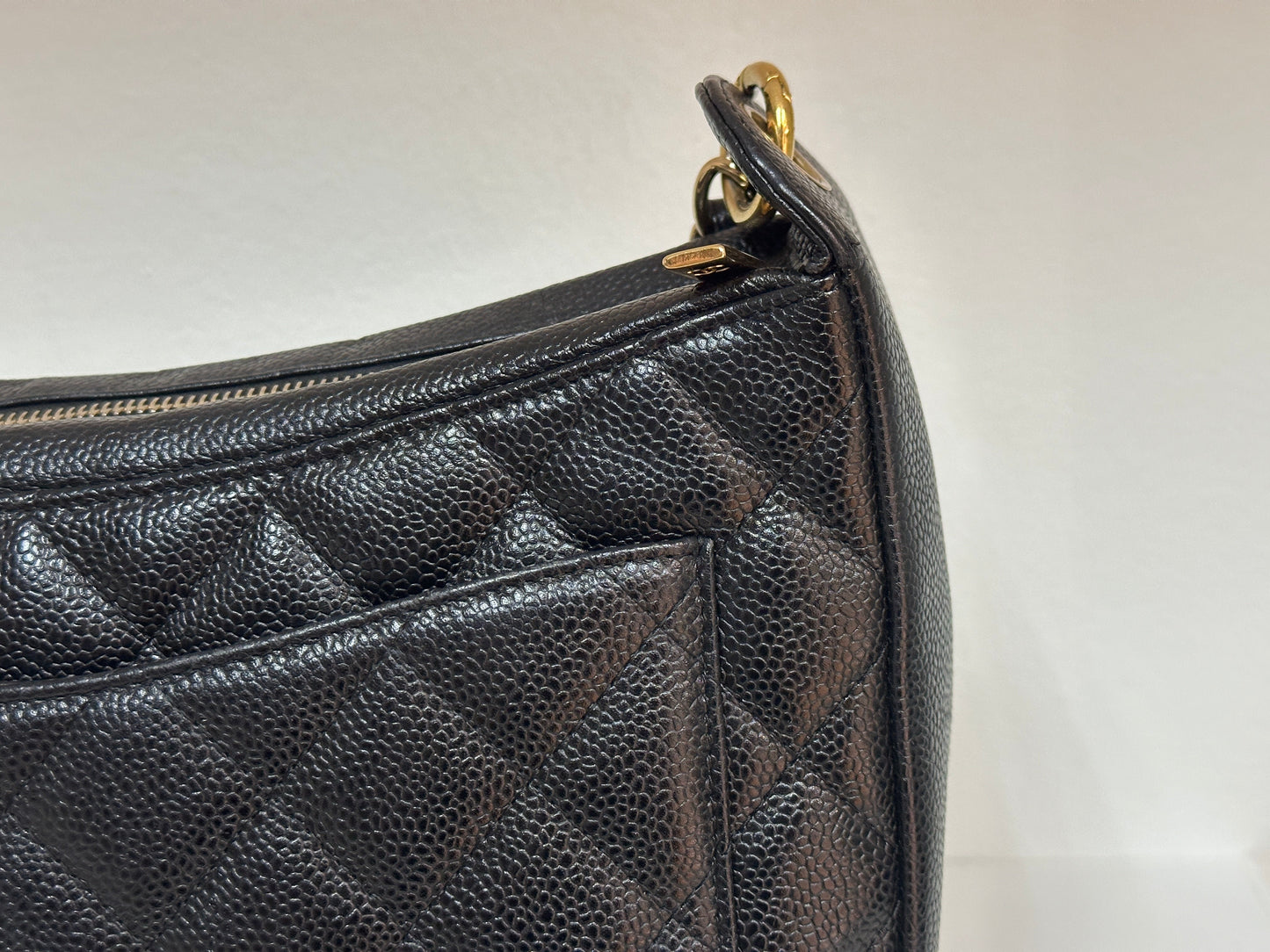 Chanel Black Quilted Caviar CC Logo Chain Shoulder Bag holo 8438