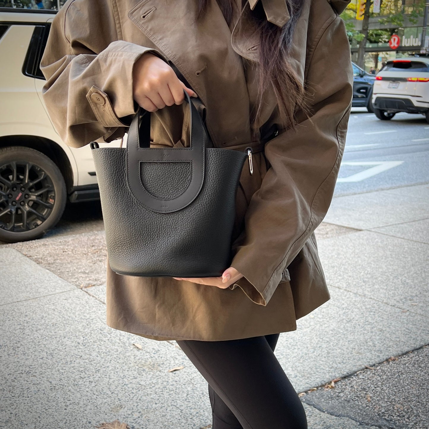 Hermes Black Clemence In-The-Loop 18 TWS