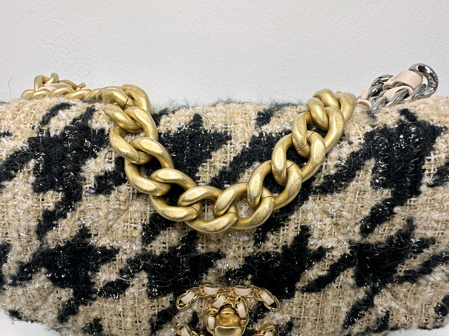 CHANEL 19K HOUNDSTOOTH TWEED 19 Small BEIGE/BLACK 2877 holo card