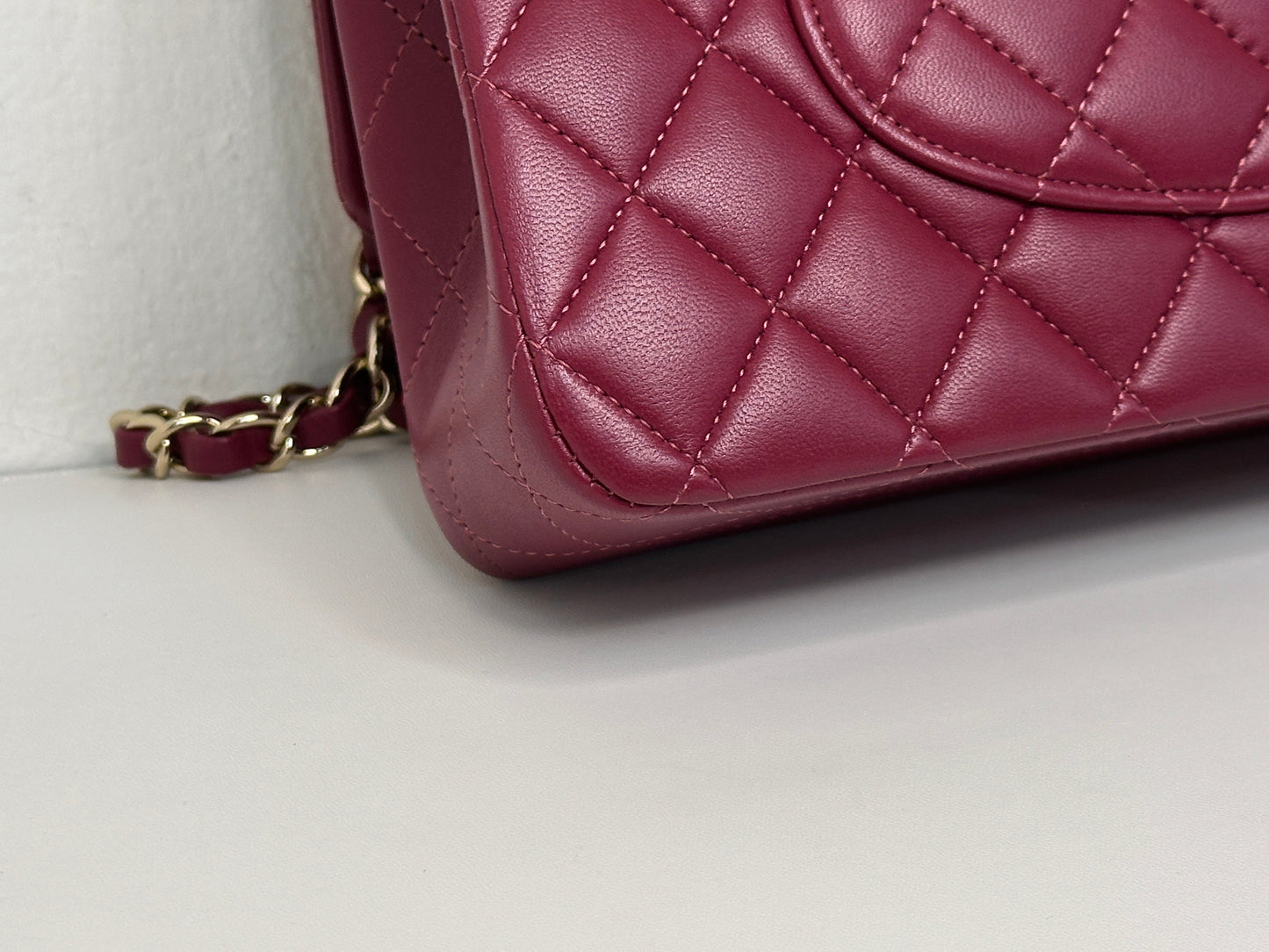 CHANEL MEDIUM 21A CLASSIC DOUBLE FLAP BAG LAMBSKIN DARK RED LGHW ULLK microchip