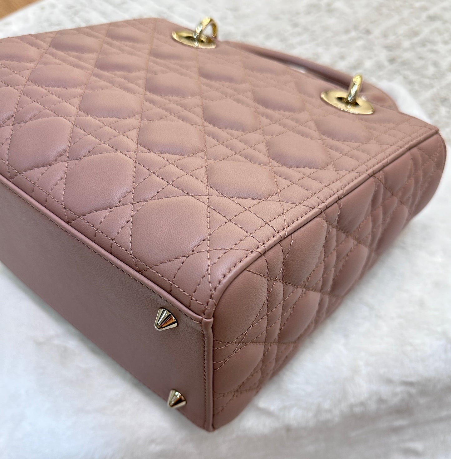 CHRISTIAN DIOR Lambskin Cannage Medium Lady Dior Fard