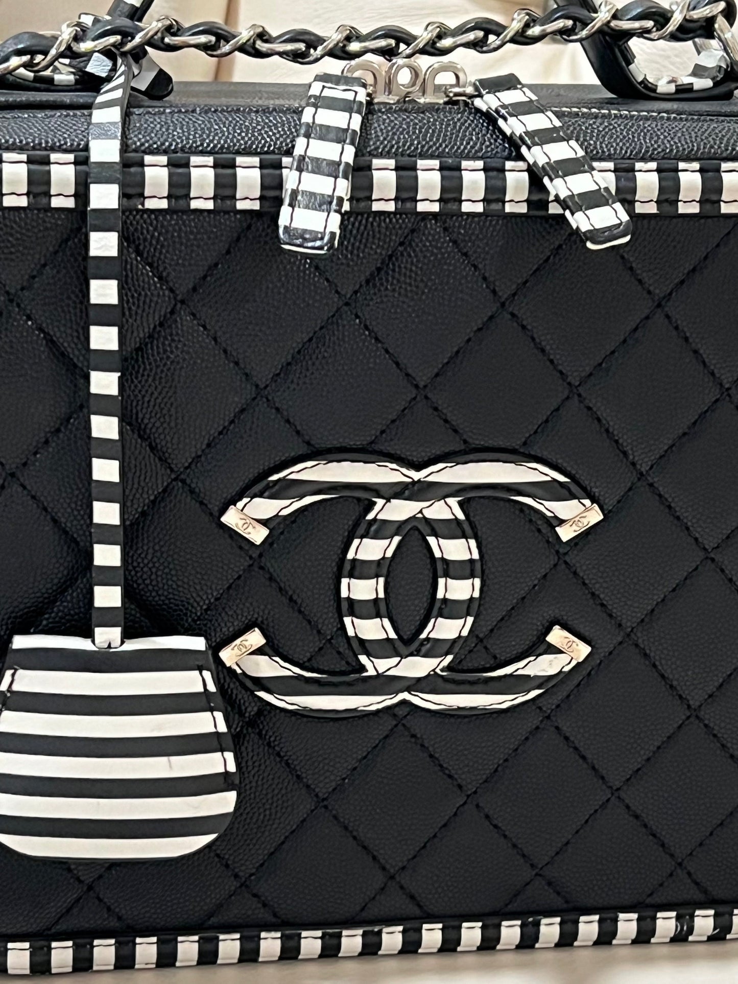 CHANEL CAVIAR QUILTED MEDIUM CC FILIGREE VANITY CASE