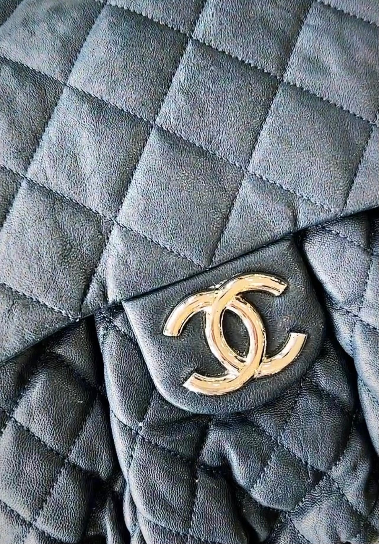 CHANEL CHAIN AROUND QUILTED LAMBSKIN MEDIUM FLAP BAG