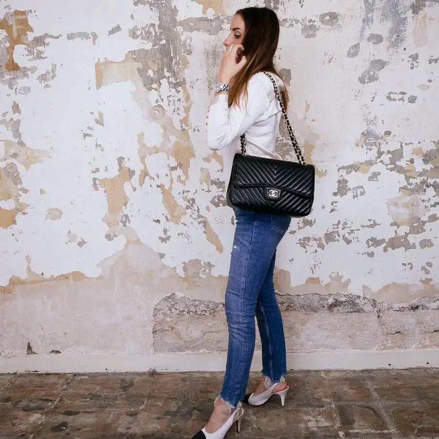 CHANEL CLASSIC CHEVRON-QUILTED LAMBSKIN DOUBLE FLAP JUMBO BAG