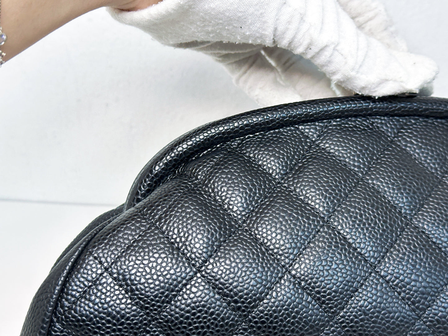 Chanel Quilted Timeless Kisslock Clutch Black Caviar holo 1193