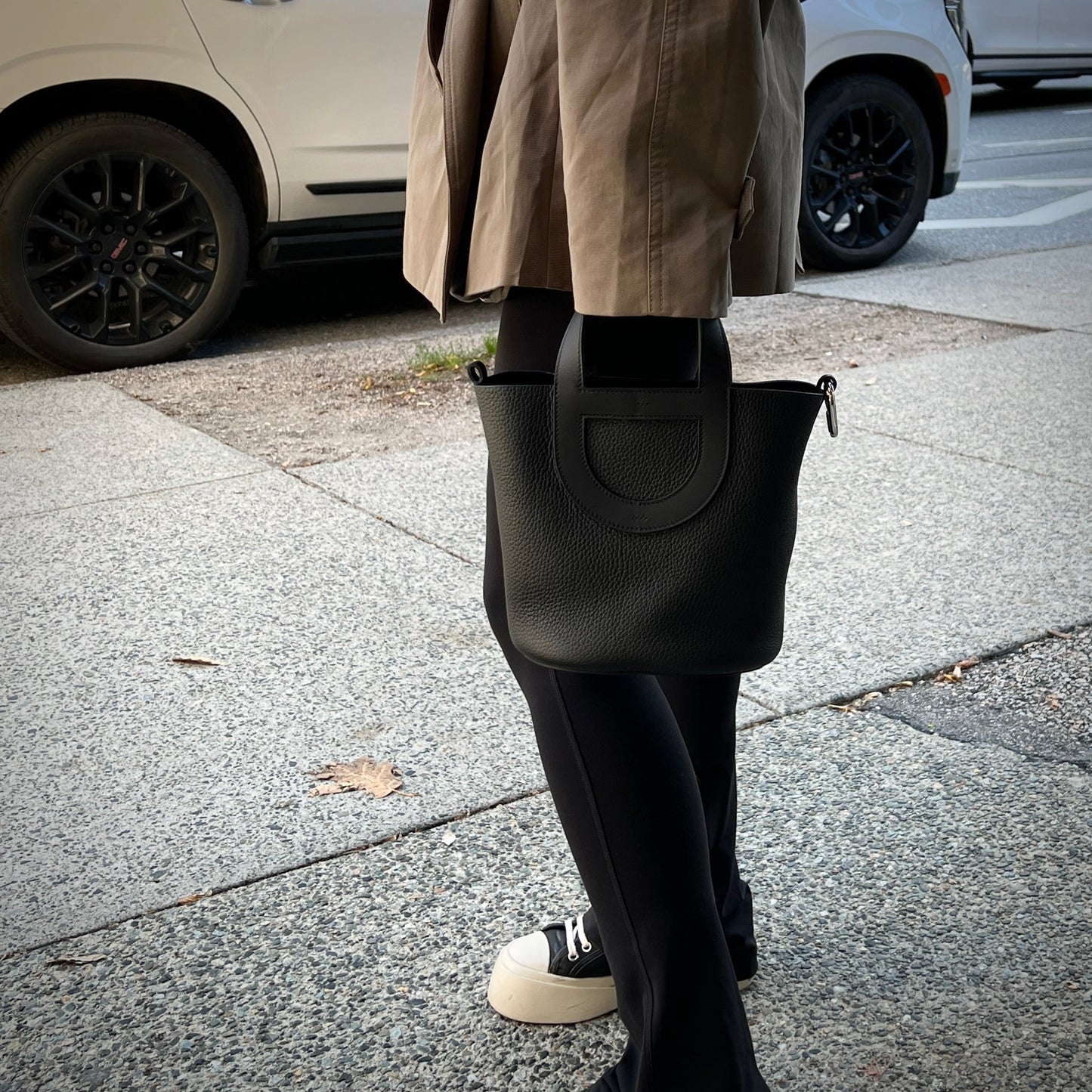 Hermes Black Clemence In-The-Loop 18 TWS
