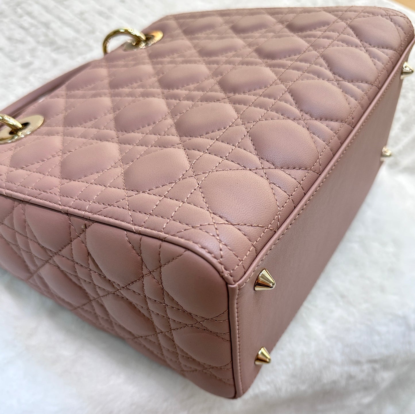 CHRISTIAN DIOR Lambskin Cannage Medium Lady Dior Fard