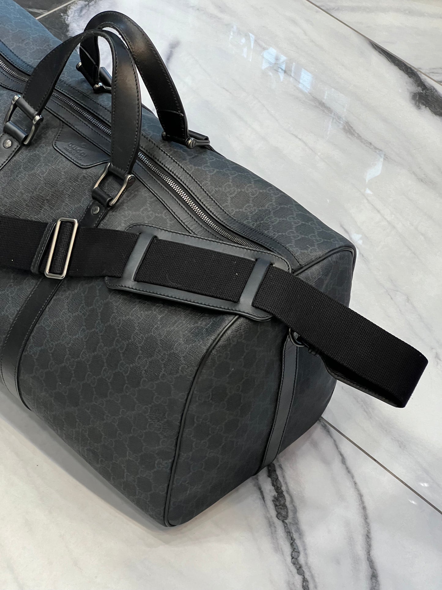 GUCCI GG SUPREME MONOGRAM MEDIUM CARRY-ON DUFFLE BAG