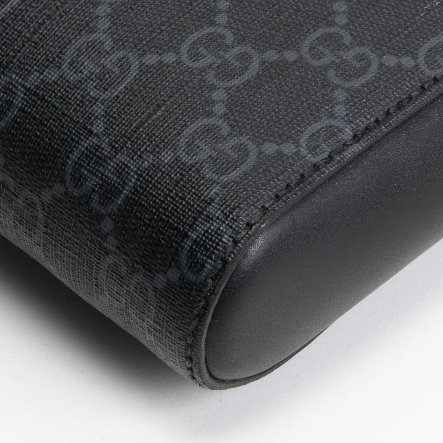 GUCCI GG Supreme Messenger- Black