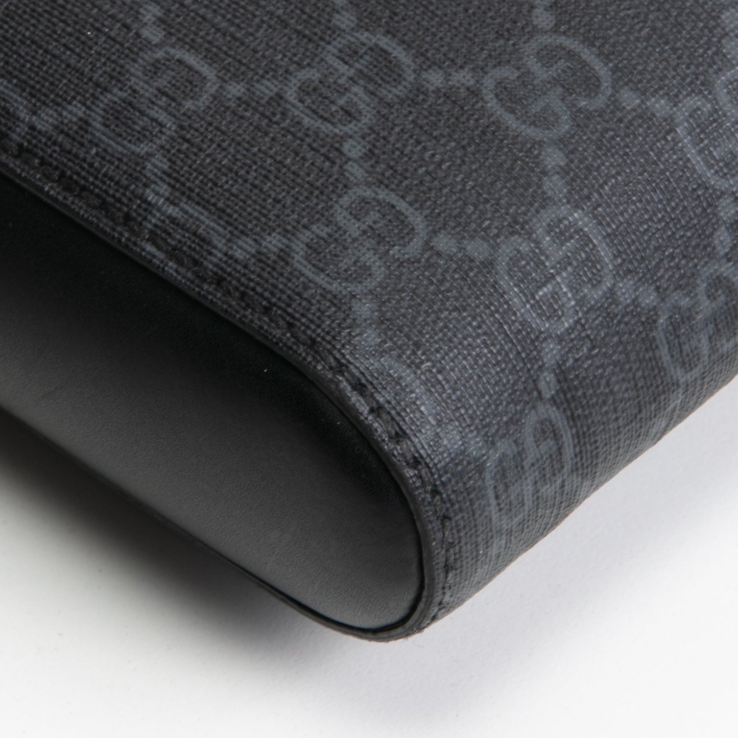 GUCCI GG Supreme Messenger- Black