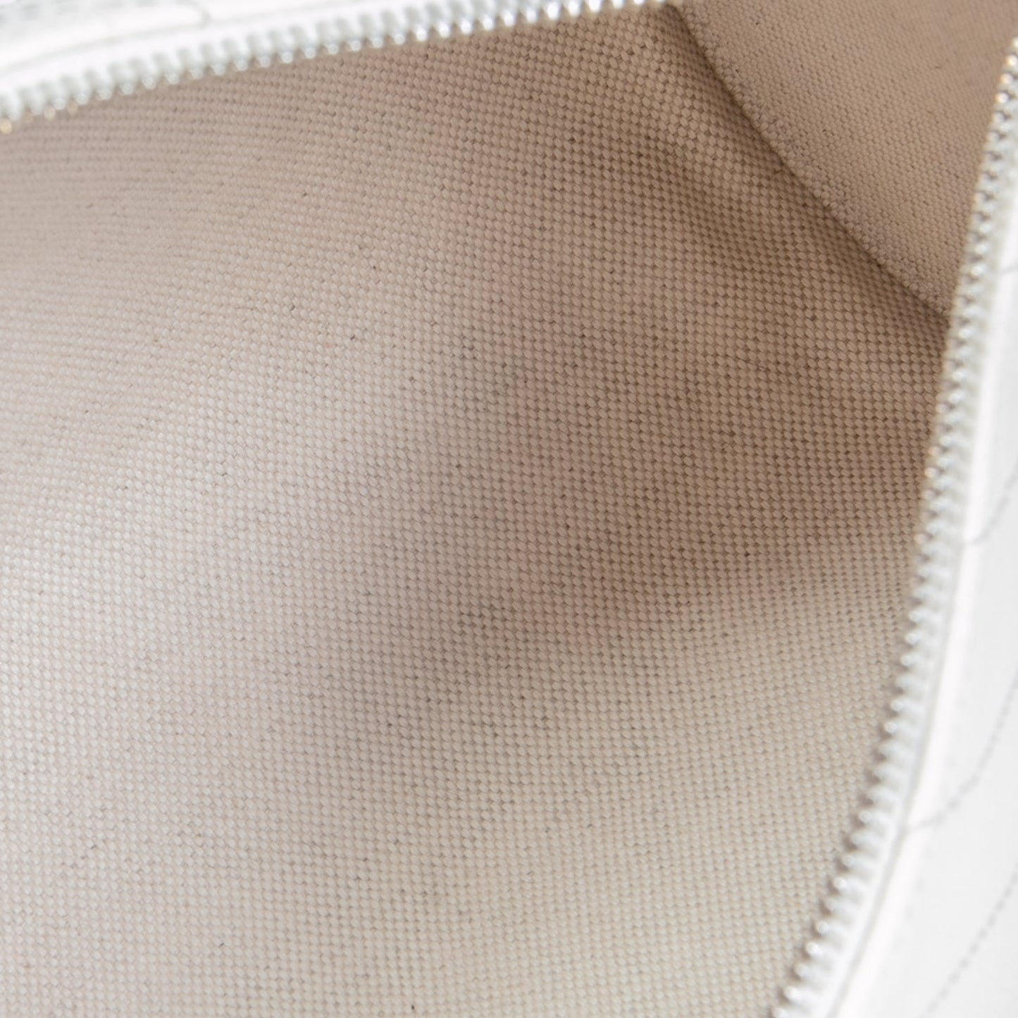 GUCCI Small Blondie Barrel Shoulder Bag- White