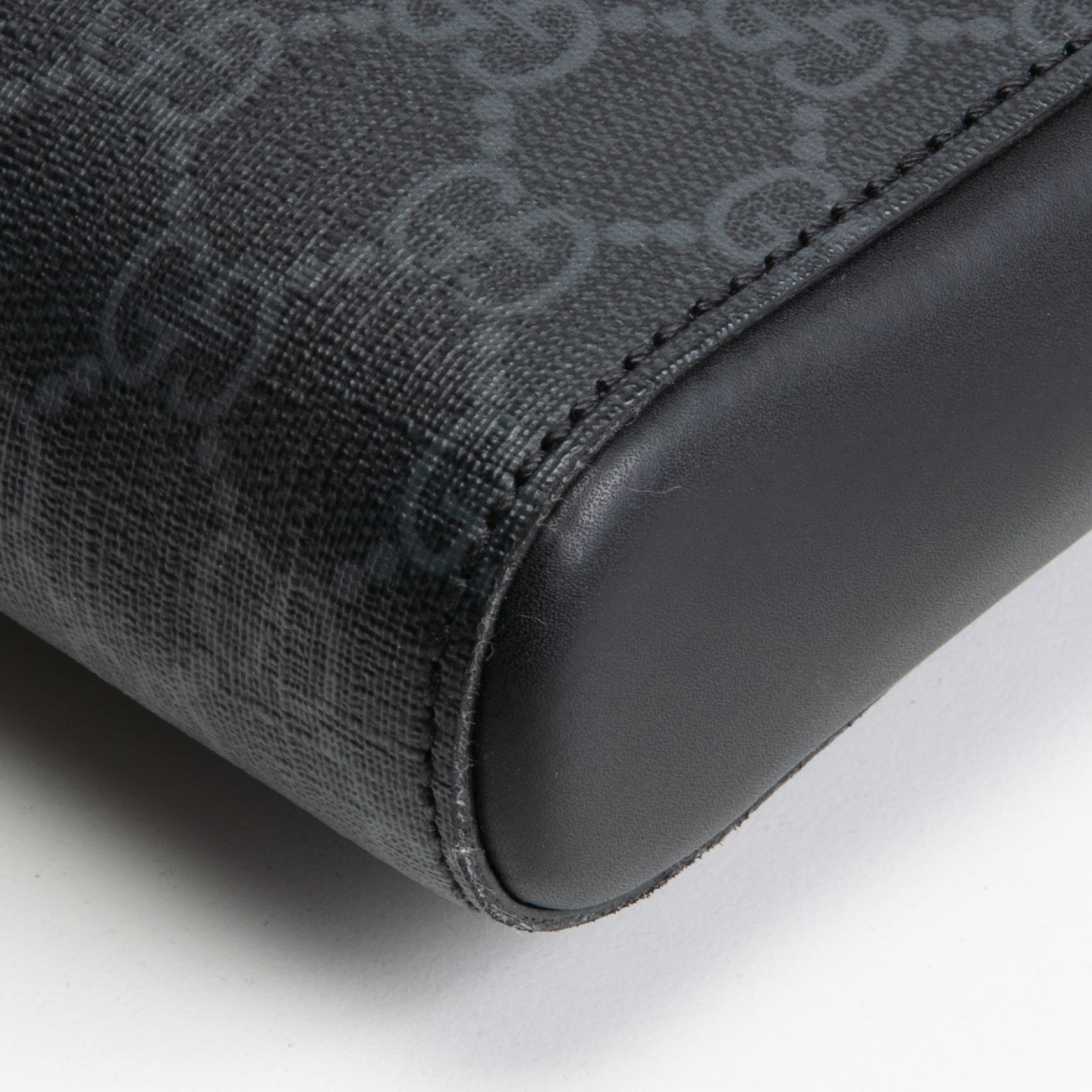 GUCCI GG Supreme Messenger - Black