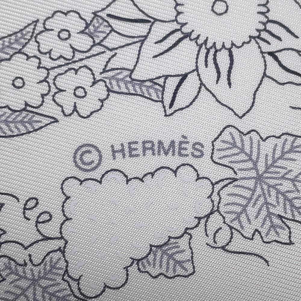 HERMES Carre Brides de Gala en Fleurs Size 90 Ebene/Blanc/Grease Silk100%