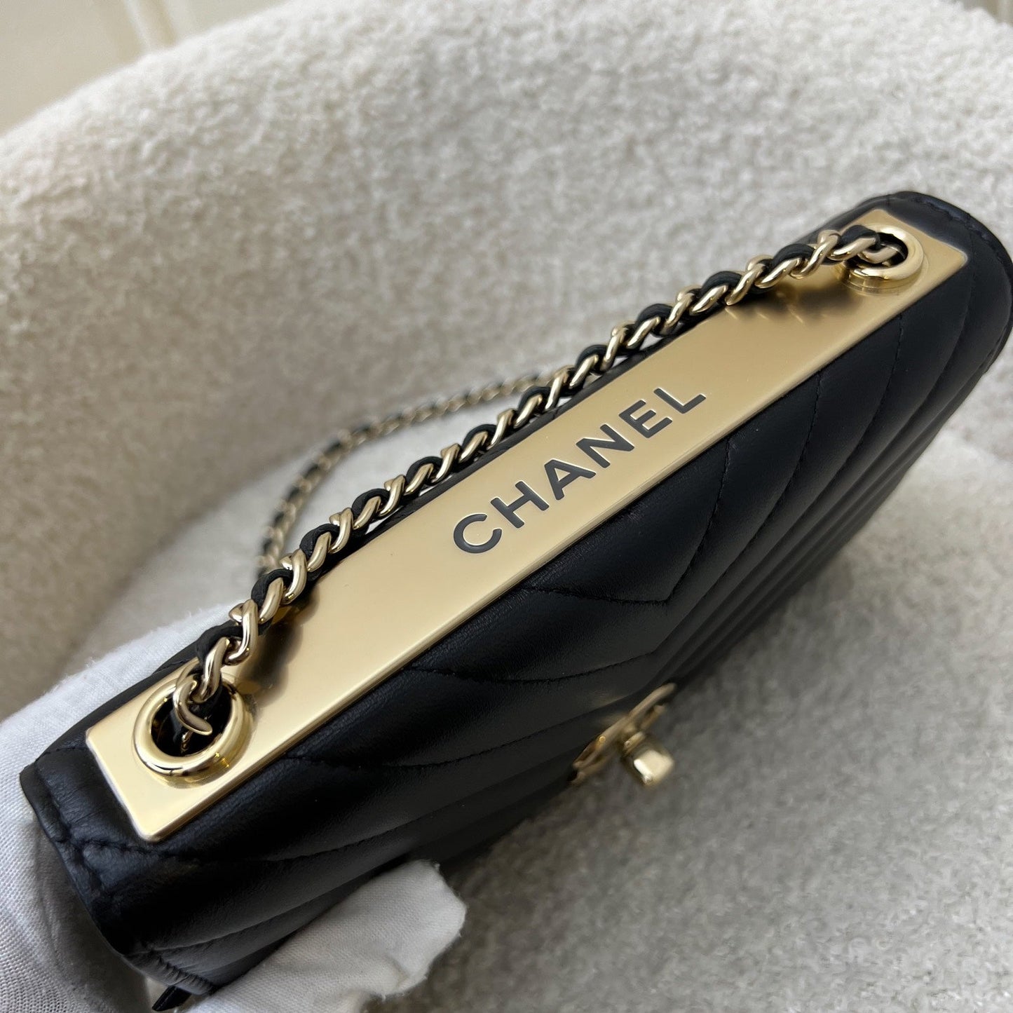Chanel Trendy CC Wallet on Chain WOC in Black Chevron Lambskin and LGHW (Model: A80982)
