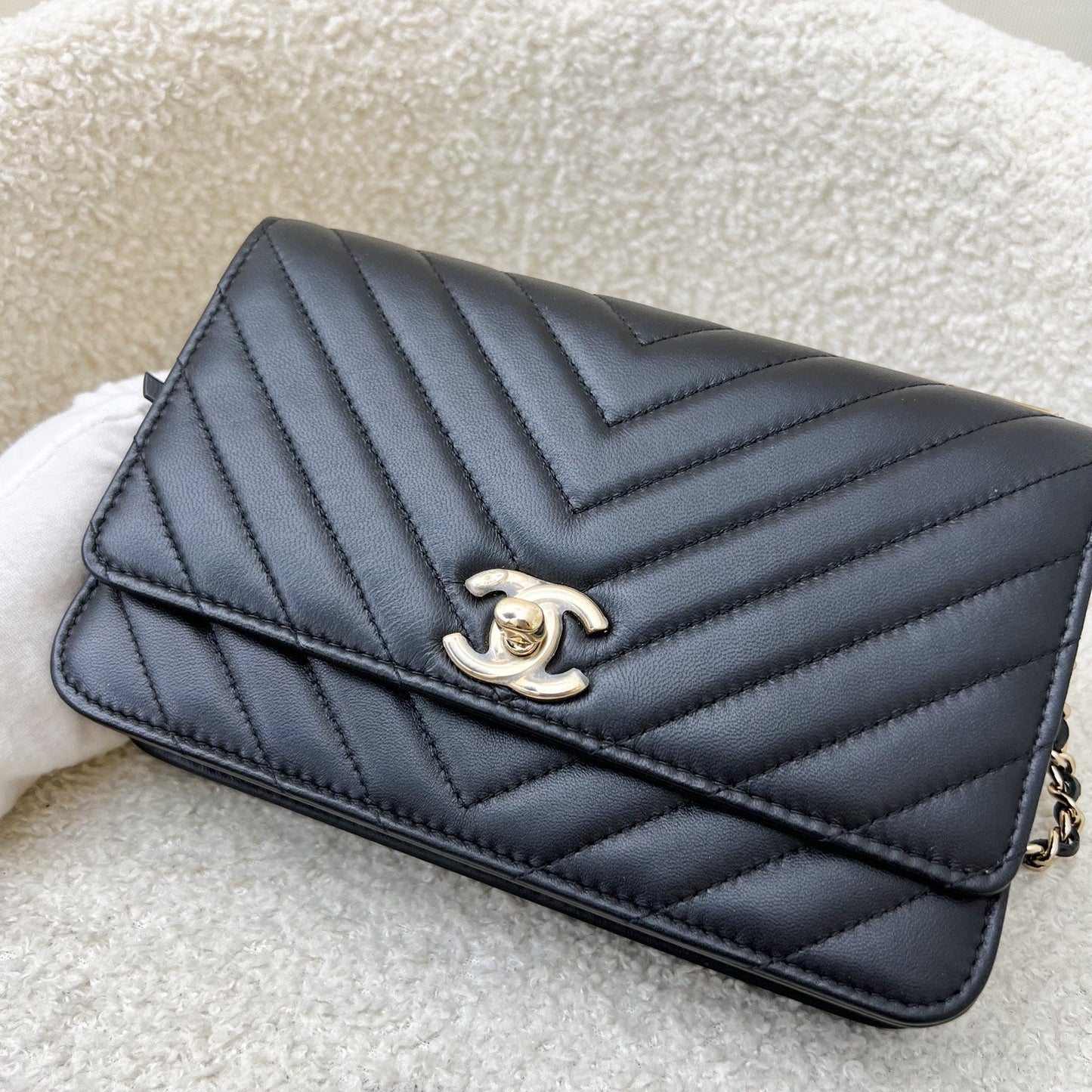 Chanel Trendy CC Wallet on Chain WOC in Black Chevron Lambskin and LGHW (Model: A80982)
