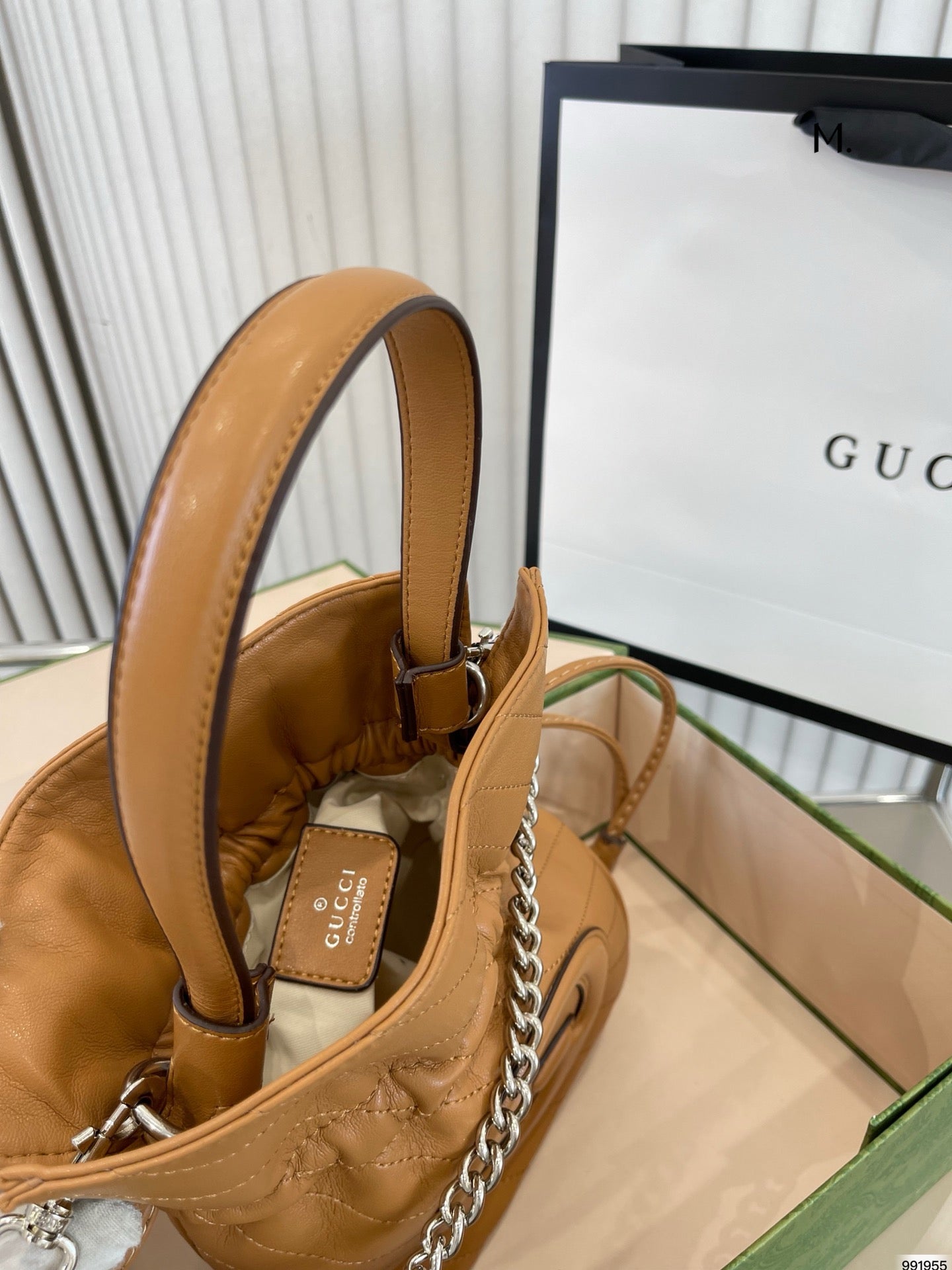 GC597 Gucci Blondie Mini Bucket Bag / 5.9"W x 7.5"H x 3.1"D
