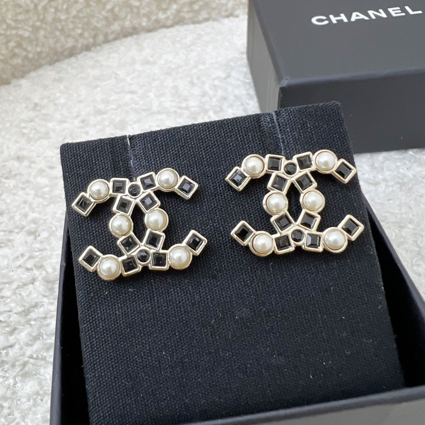 Chanel 22P Medium CC Logo Earrings with Pearls in LGHW (Model: AB7879)