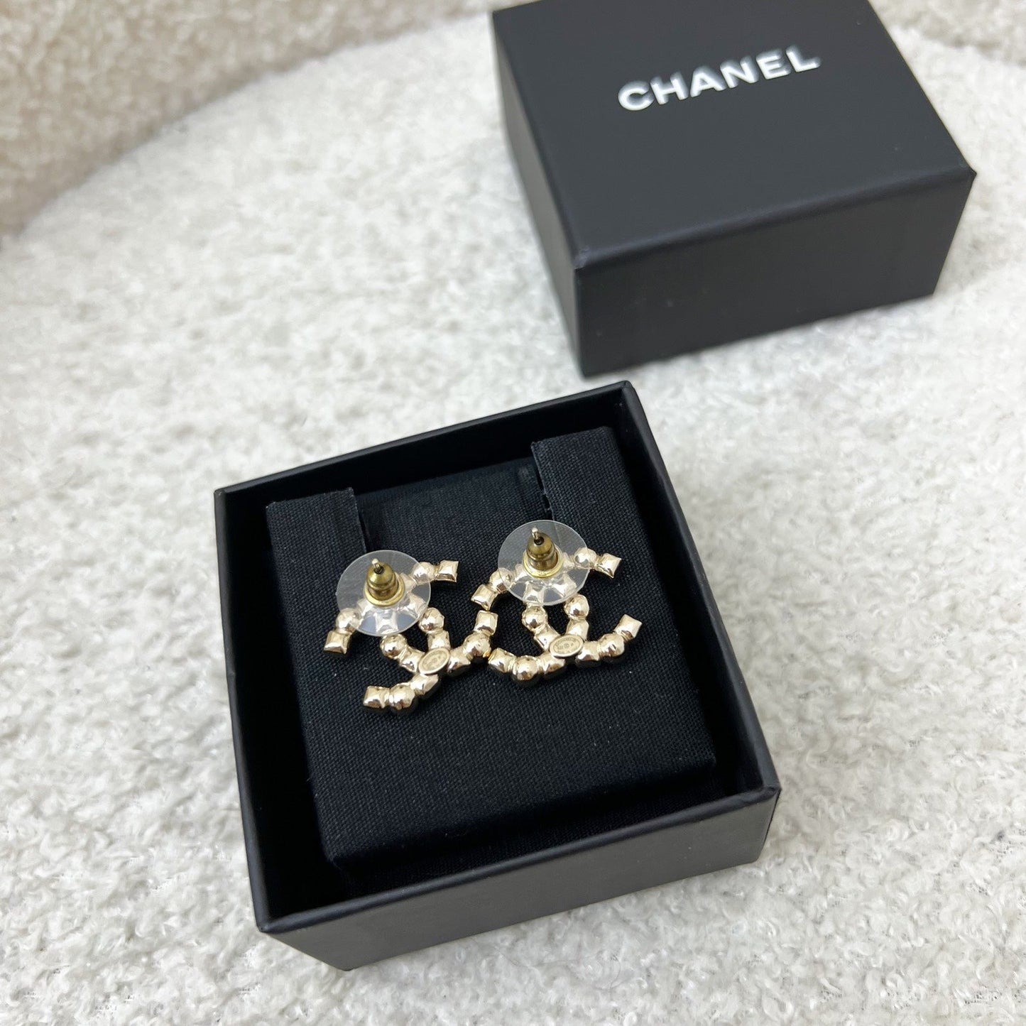 Chanel 22P Medium CC Logo Earrings with Pearls in LGHW (Model: AB7879)