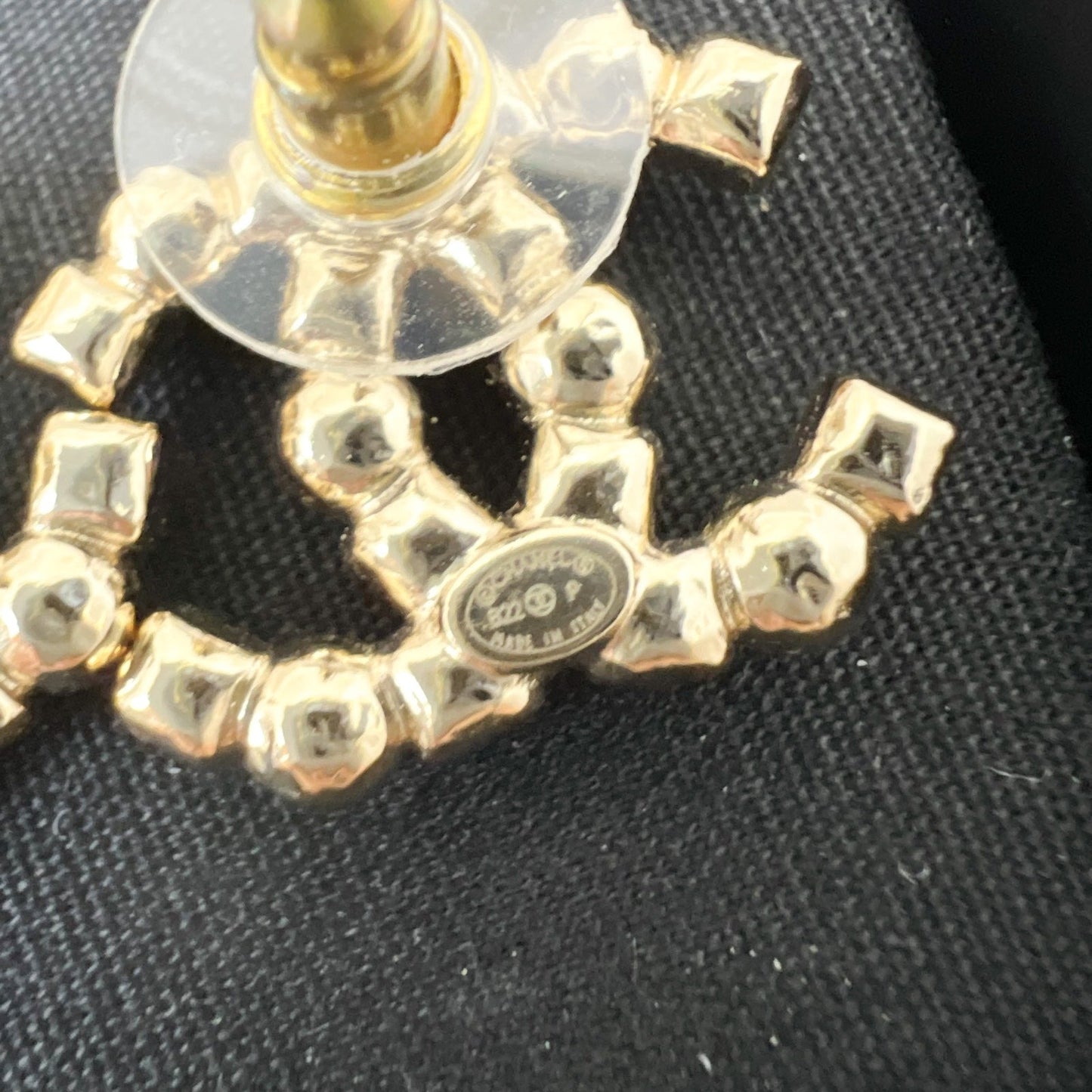 Chanel 22P Medium CC Logo Earrings with Pearls in LGHW (Model: AB7879)