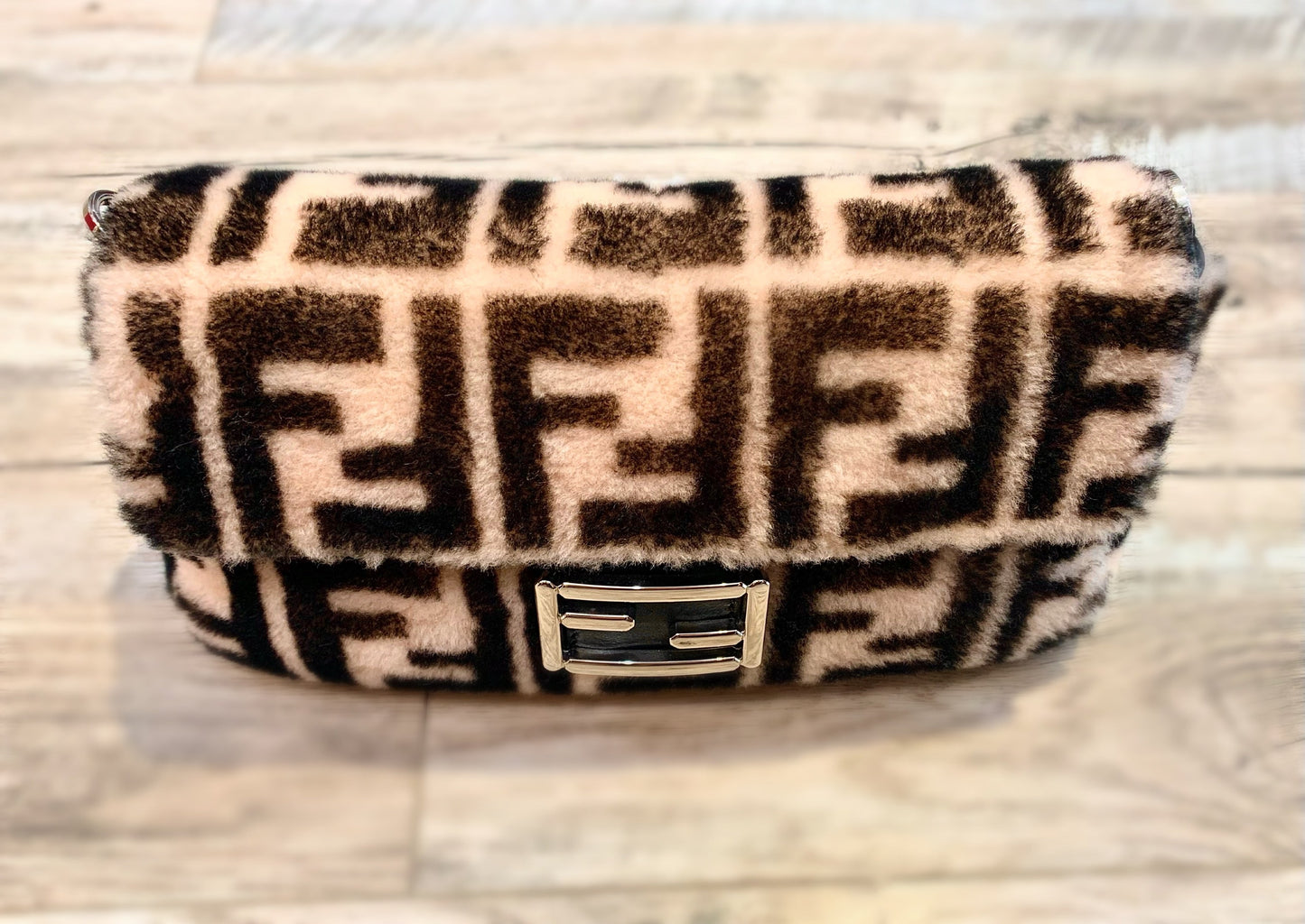 FENDI SHEARLING BAGUETTE WITH STRAP PAD