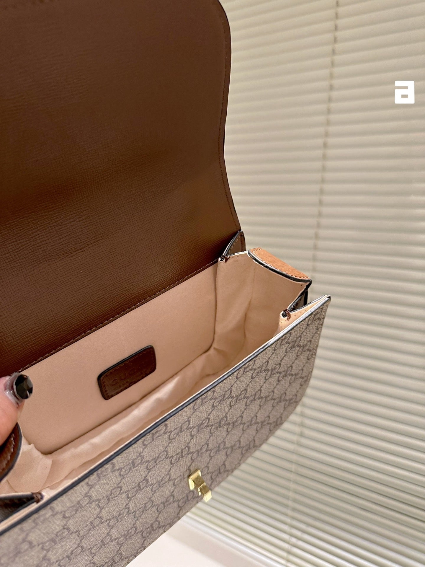 GC497 Gucci Blondie top-handle Bag / 9"W x 6"H x 4.3"D