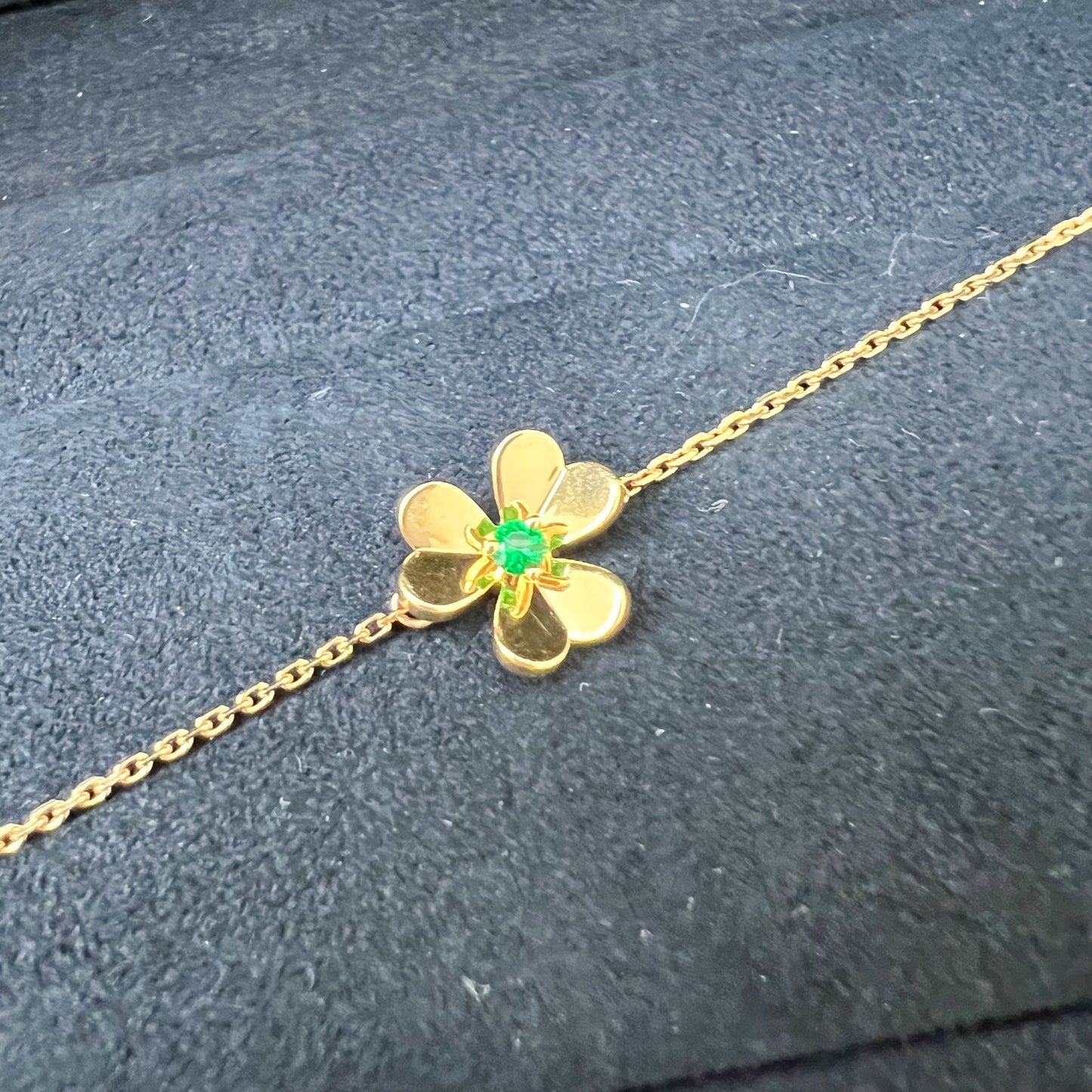 Van Cleef & Arpels VCA Mini Model Frivole Bracelet with 1 Emerald in 18K Yellow Gold (Ref: VCARP7SC00)