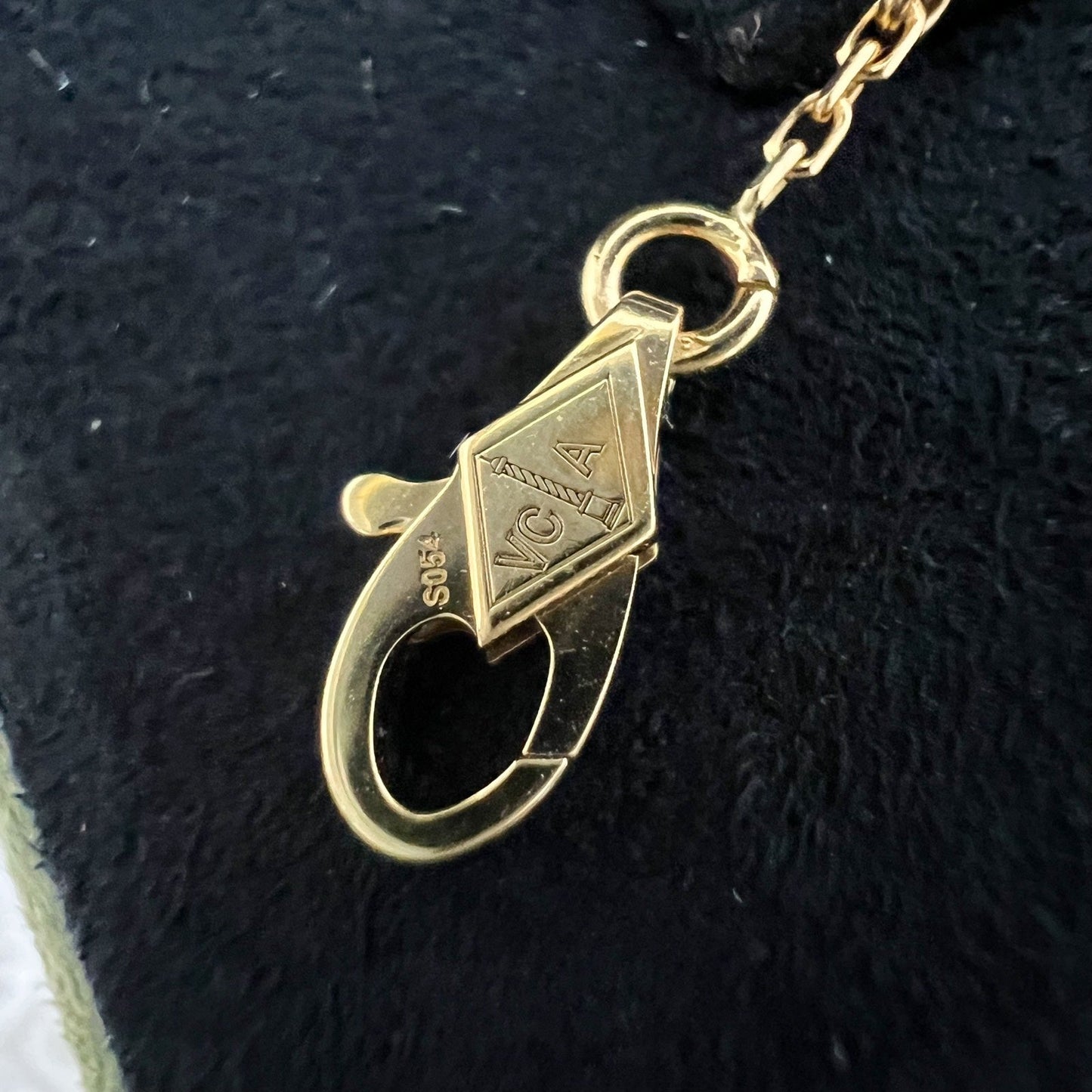 Van Cleef & Arpels VCA Mini Model Frivole Bracelet with 1 Emerald in 18K Yellow Gold (Ref: VCARP7SC00)
