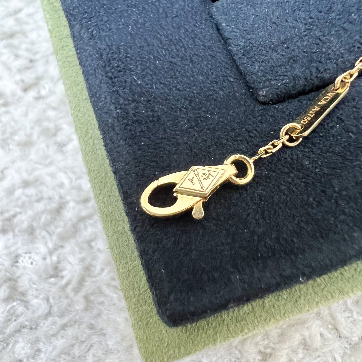 Van Cleef & Arpels VCA Mini Model Frivole Bracelet with 1 Emerald in 18K Yellow Gold (Ref: VCARP7SC00)