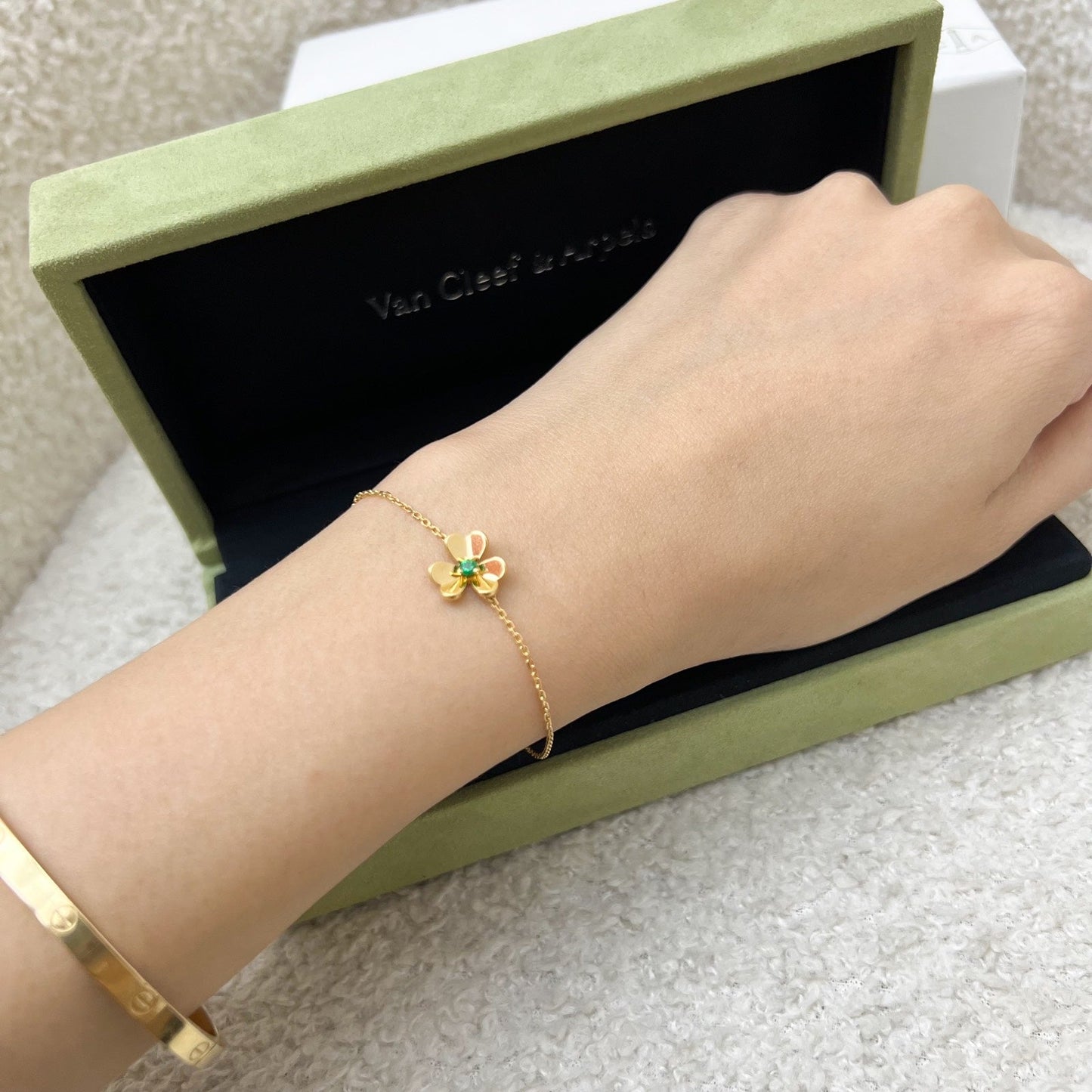 Van Cleef & Arpels VCA Mini Model Frivole Bracelet with 1 Emerald in 18K Yellow Gold (Ref: VCARP7SC00)