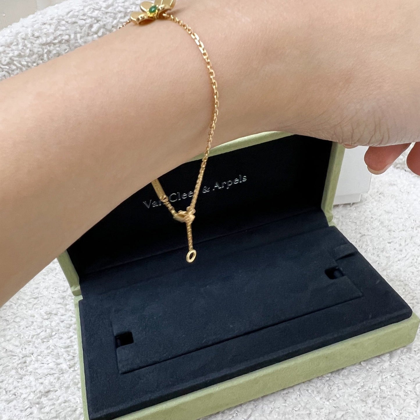 Van Cleef & Arpels VCA Mini Model Frivole Bracelet with 1 Emerald in 18K Yellow Gold (Ref: VCARP7SC00)