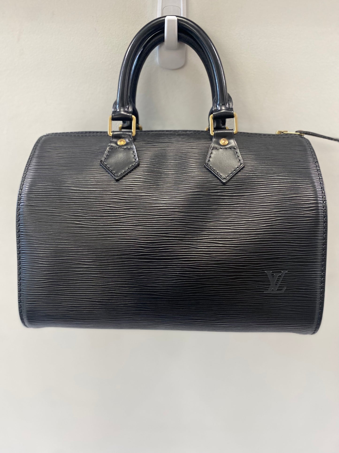 LOUIS VUITTON EPI LEATHER SPEEDY 25 HANDBAG BLACK