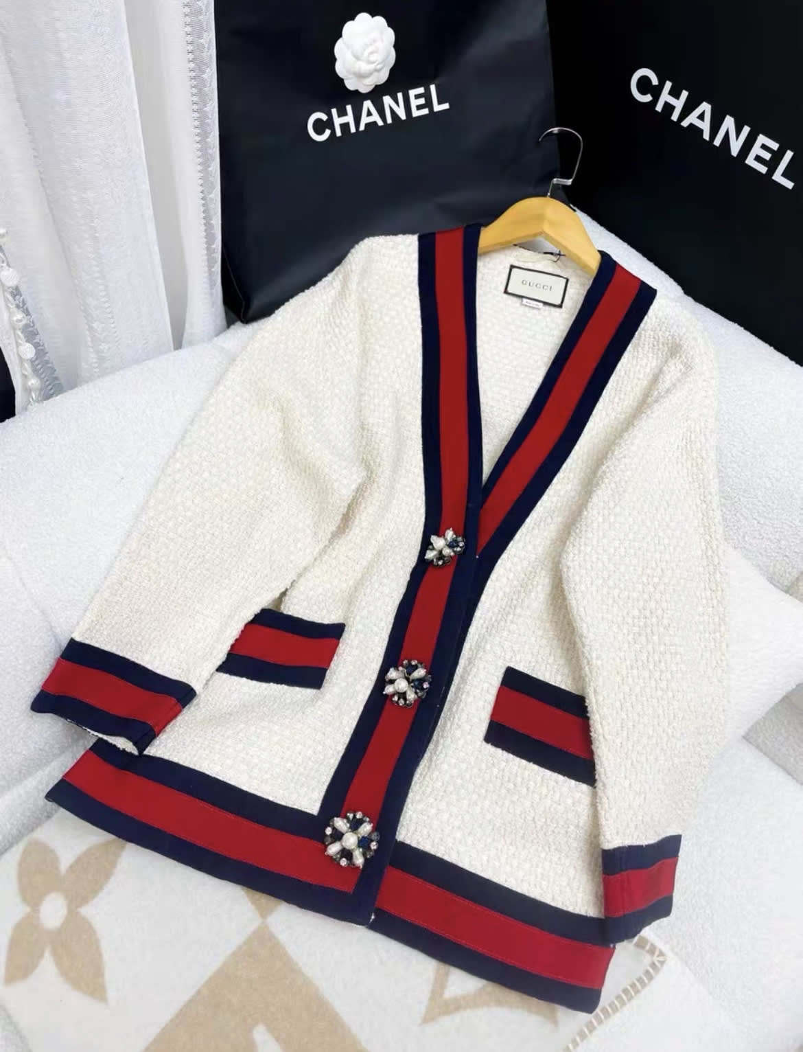 Gucci 40 size classic red and blue edge white gem button cardigan