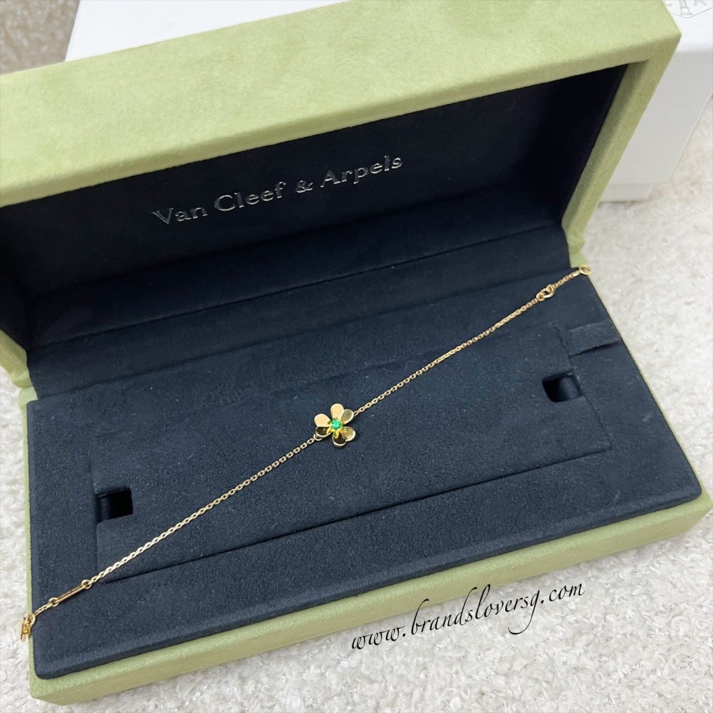 Van Cleef & Arpels VCA Mini Model Frivole Bracelet with 1 Emerald in 18K Yellow Gold (Ref: VCARP7SC00)