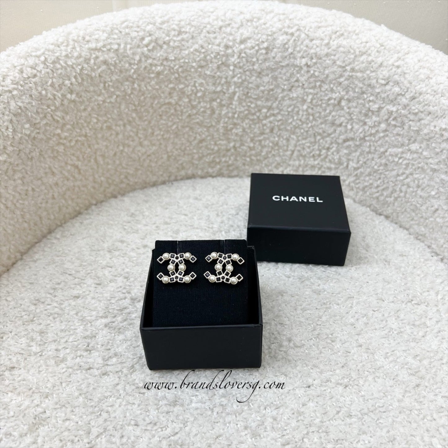 Chanel 22P Medium CC Logo Earrings with Pearls in LGHW (Model: AB7879)