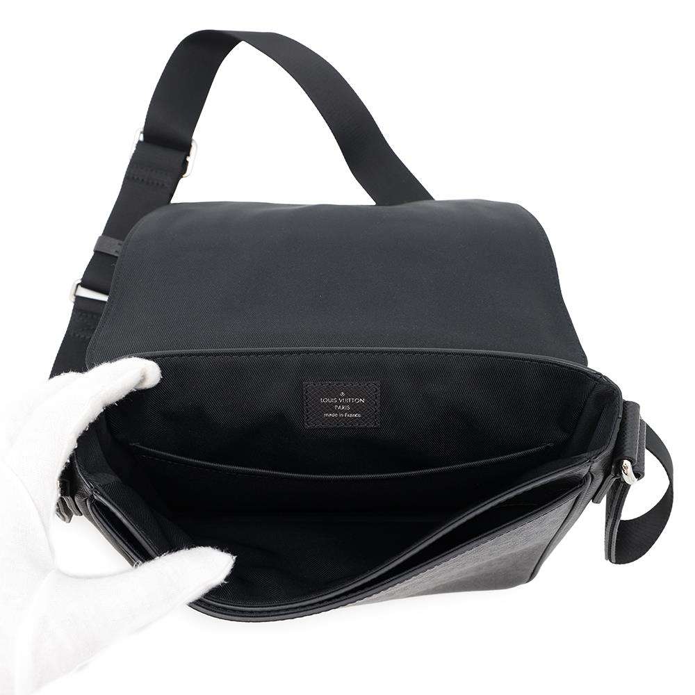 LOUIS VUITTON District NV3 NoirM30850 Taiga Leather Size PM