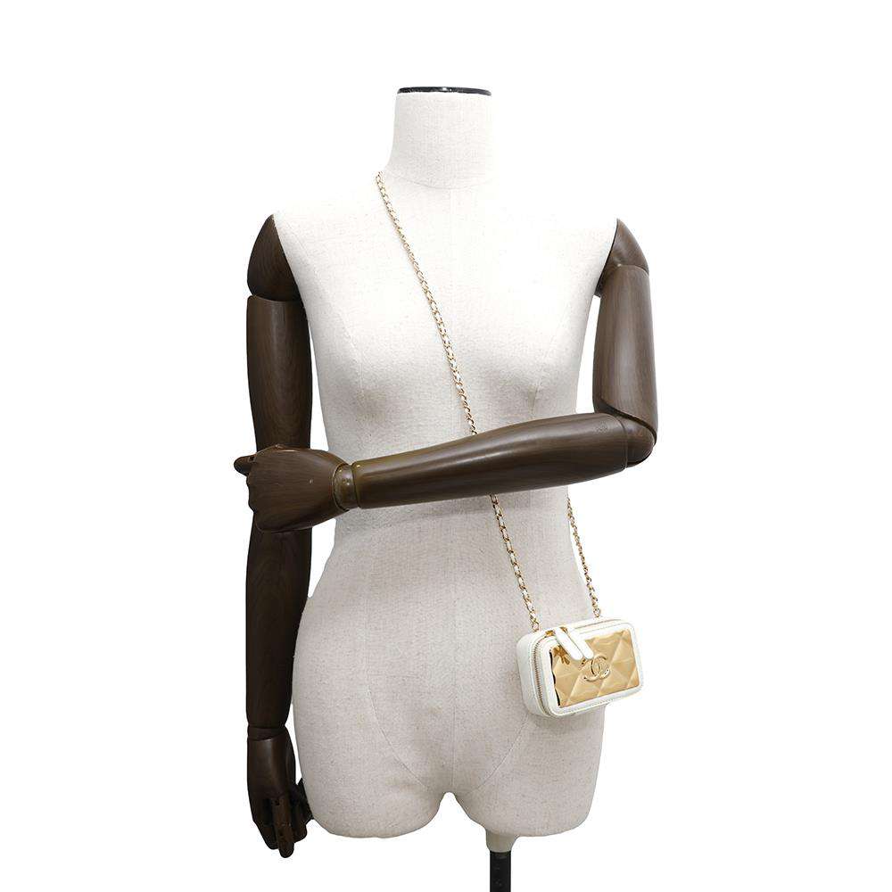 CHANEL Matelasse CC Logo Shoulder Bag White/GoldAP2393 Lambskin Metal